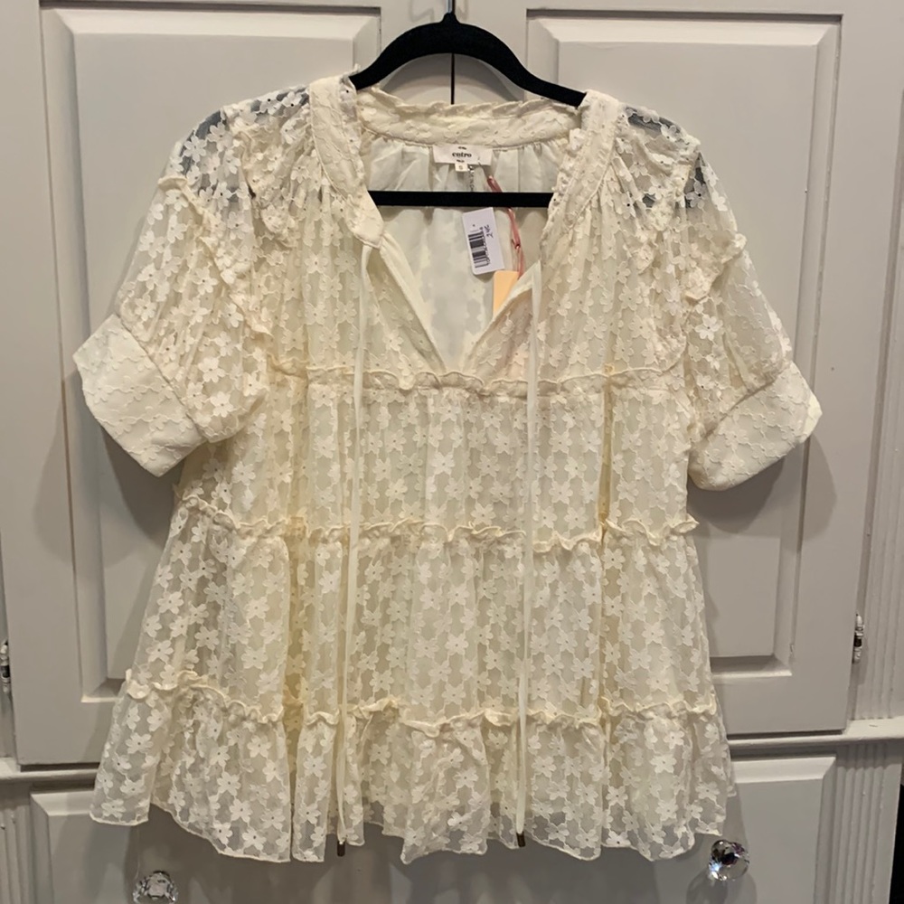 Entro lace ivory short sleeved top. NWT